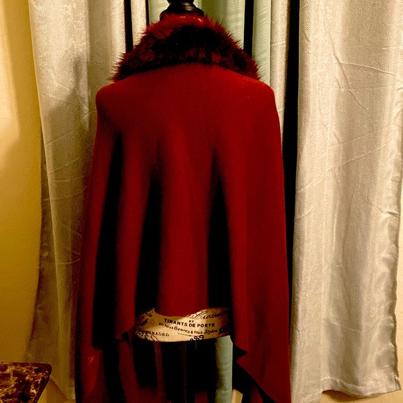 Gaby and Eden Maroon sweater wrap with faux fur collar - Picture 1 of 9
